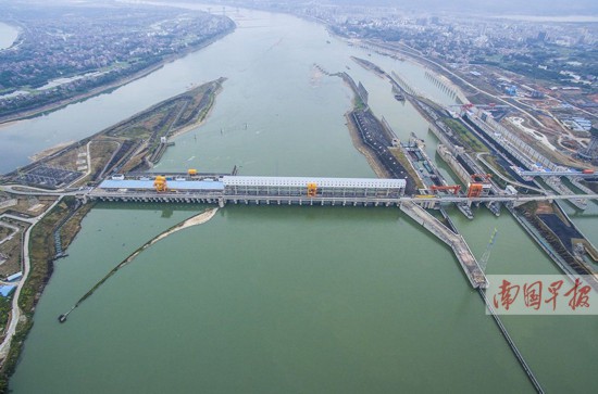 长洲水利枢纽船闸过货量首破亿吨 或超越长江三峡