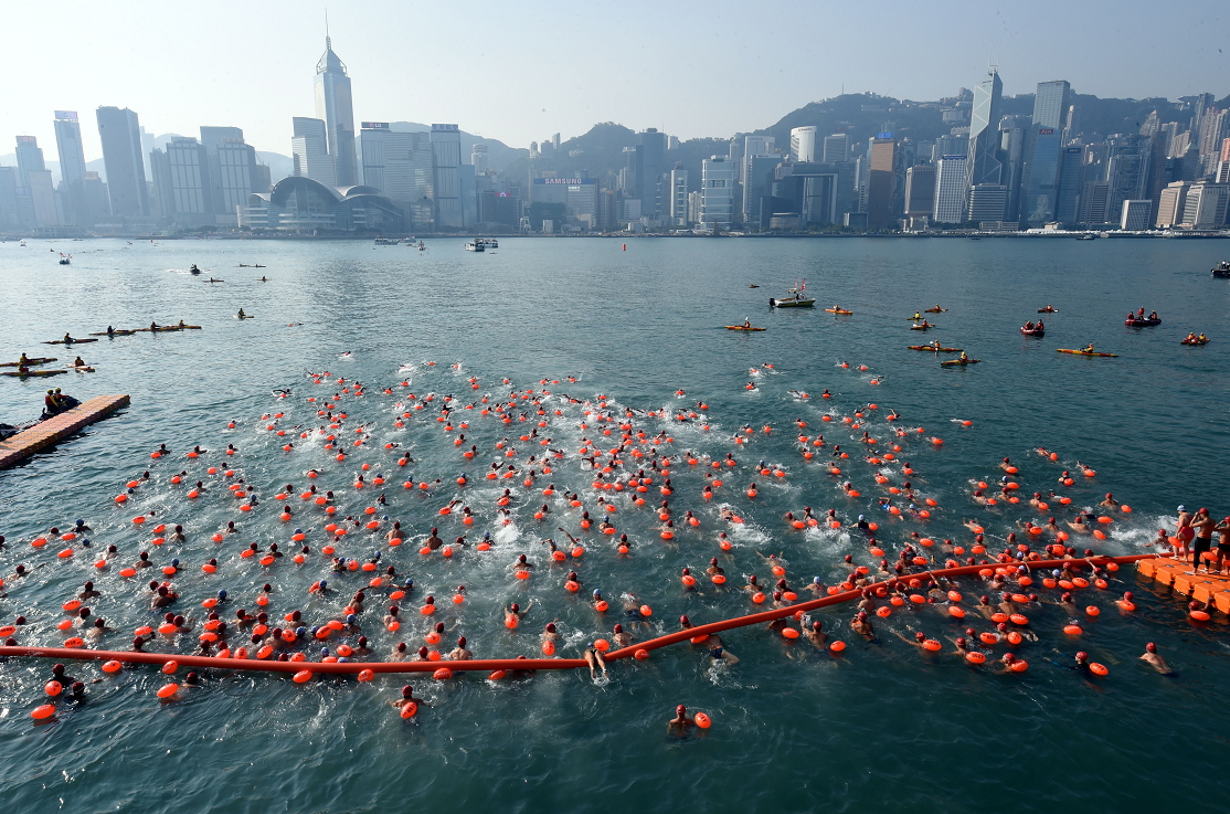 2017年維港渡海泳在香港尖沙咀碼頭開游，吸引約3000名游泳愛好者參加。