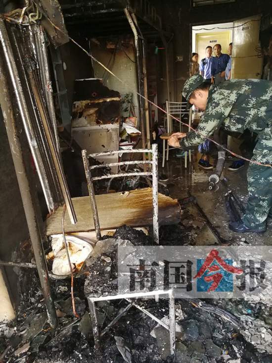 柳州一学校男生寝室发大火 玻璃碎裂财物尽毁(图)
