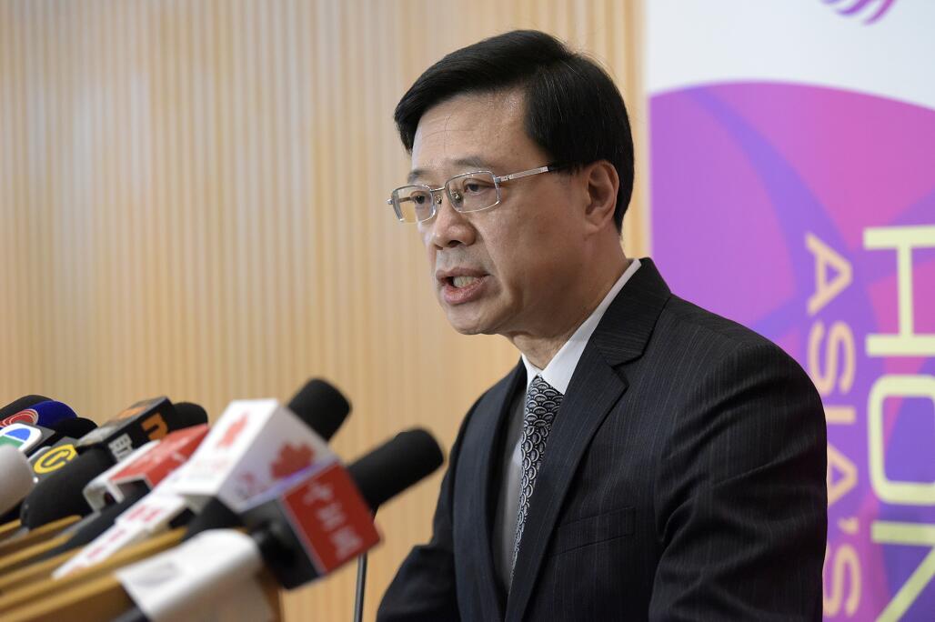 香港保安局局長李家超今日（31日）在立法會表示，入境處考慮簽證申請必然有批准有不批准。圖為李家超