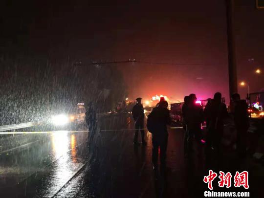 11月3日23时许,事故现场下起了小雨,尔后渐有雪花飘落,路面变得湿滑。记者在现场看到,距离兰州南收费站入口五公里处,就已拉起警戒线,不断有救援车辆驶向事发地点。 冯志军摄 11月3日23时许,事故现场下起了小雨,尔后渐有雪花飘落,路面变得湿滑。记者在现场看到,距离兰州南收费站入口五公里处,就已拉起警戒线,不断有救援车辆驶向事发地点。 冯志军摄