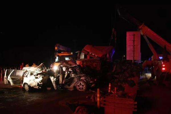 兰州车祸14死34伤:肇事半挂车所属公司称系挂靠车