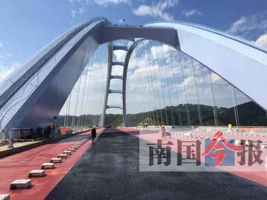 柳州官塘大桥加紧铺沥青 预计本月底达到通车条件