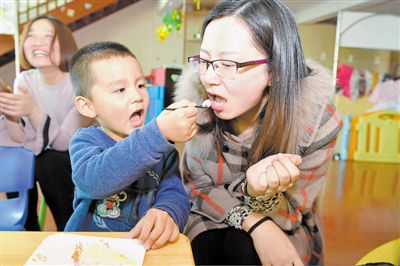<p>　　“妈妈，您吃蛋糕！”银川某幼儿园举办“幸福手牵手”感恩母爱的主题活动，让幼儿表达对妈妈的爱。本报记者　王鼎　摄　　</p>