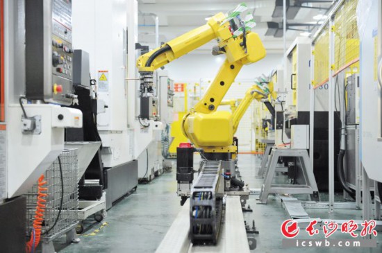 华强电气机器换人,提高工作效率的同时,产品的一致性和稳定性也大大提高。长沙晚报记者小刘军 摄