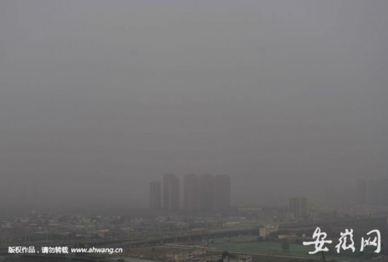近日，合肥等城市被雾霾困扰。新安晚报 安徽网 大皖客户端记者 王从启/摄