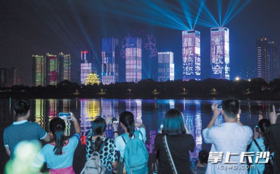  ←情人节的夜晚，市民们在湘江边观赏无人机灯光秀。