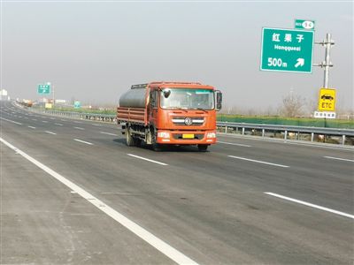 <p>　　11月30日，京藏高速公路改扩建工程宁蒙界麻黄沟至平罗段（西半幅）试通车。   　 　　　　本报通讯员　毛永智　摄</p>