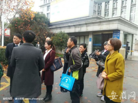 庭审结束后,陆先生和孟女士和代理律师在一起。