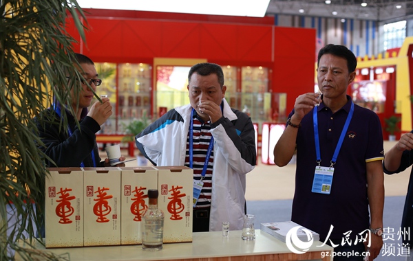 2016年贵阳国际酒博会上到会嘉宾品鉴董酒。
