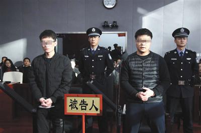 昨日，被告人周豪与陈浩出庭受审。法院供图