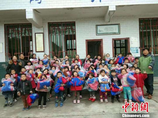 乡村教师夫妻坚守大山十八载,成为801名留守儿童的爸妈。 钟欣 摄 点击进入下一页