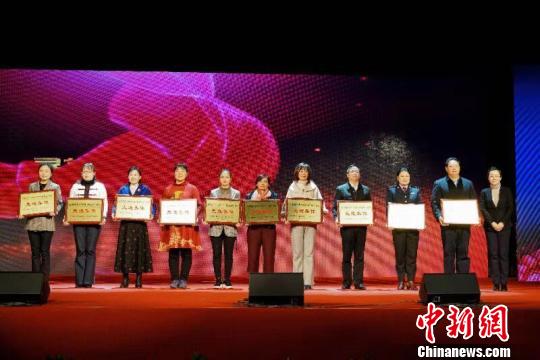 颁奖现场。 四川省妇联供图 摄 点击进入下一页