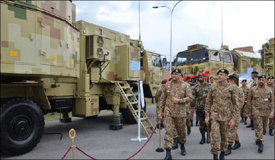 巴基斯坦陆军参谋长卡马尔·贾伟德·巴杰瓦参观红旗16 图源：巴基斯坦媒体