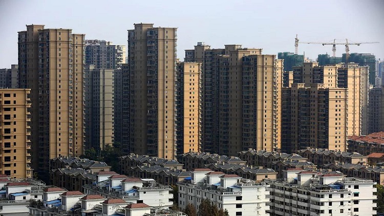 房产证发10年楼盘仍是荒地 媒体:荒诞剧都没这样编