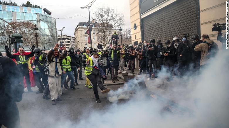 法国连续第4周爆发骚乱:12.5万人参与 1723人被拘