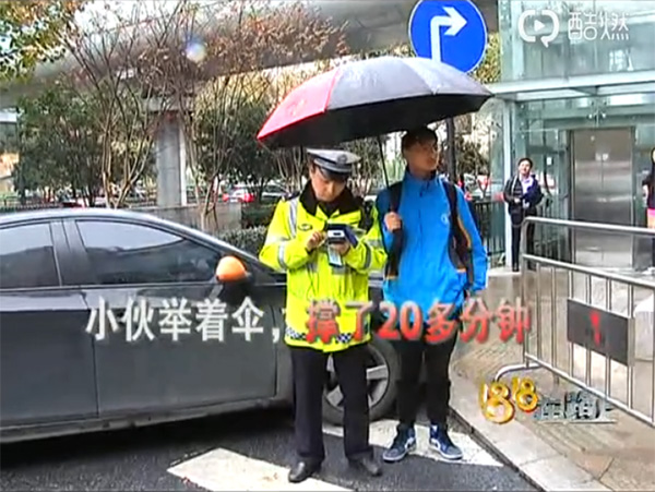 高中生为雨中处理事故交警撑伞:以后也想当警察