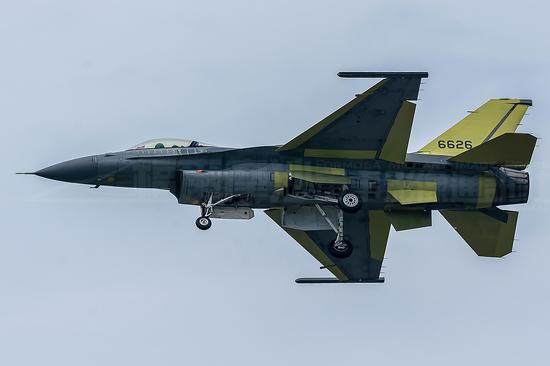 资料图：改进后的台湾F-16V战斗机试飞