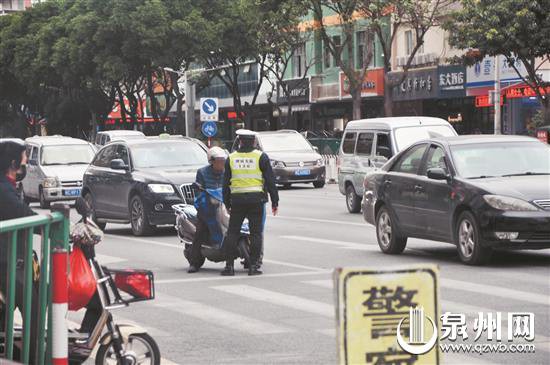 泉州交警惩治电动车违法出新招：乱骑电动车 发朋友圈检讨