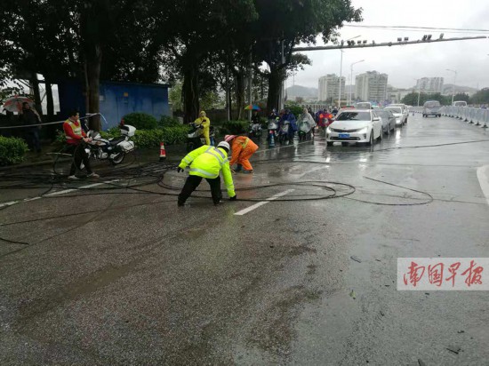 自治区“60大庆”期间 交警部门上路保障出行平安