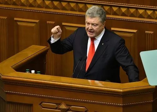 11月26日，在乌克兰基辅，乌克兰总统波罗申科在议会发表讲话。新华社/法新