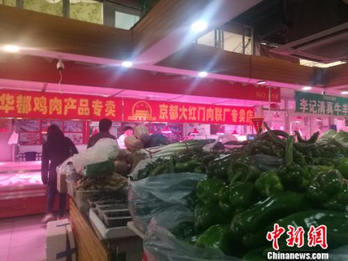 资料图：北京丰台一家菜市场里的肉食区。 谢艺观