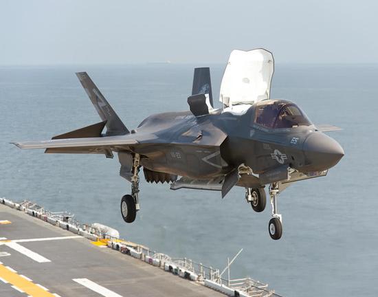 资料图片:美海军陆战队F-35B隐身战机垂直着舰。