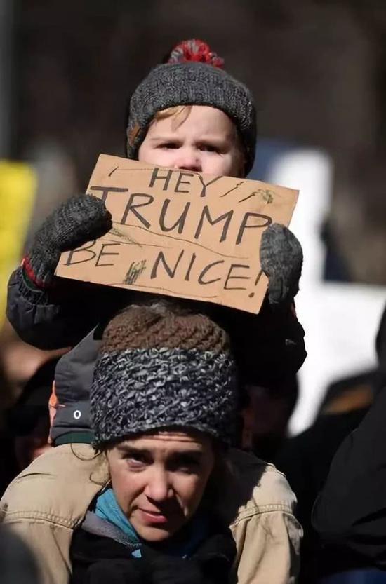 2017年2月4日，示威者在美国华盛顿白宫附近，抗议美总统特朗普日前签署的入境限制令。新华社记者殷博古摄