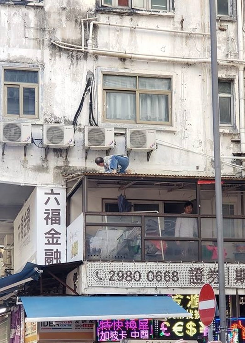 天上真掉钱了!香港区块链第一人天台撒钞票引疯抢