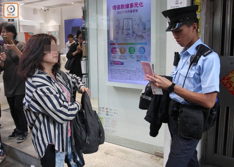 天上真掉钱了!香港区块链第一人天台撒钞票引疯抢