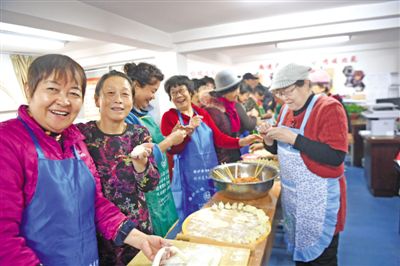 <p>　　12月14日，银川市兴庆区解放西街街道办事处北苑社区举办“饺子宴”，居民们欢聚一堂包饺子。</p>