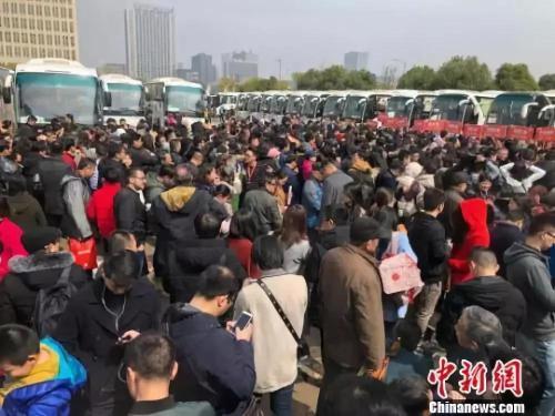 资料图:69辆大巴载着南京及周边城市3300多人分线路开赴64家楼盘。 朱晓颖 摄 资料图:69辆大巴载着南京及周边城市3300多人分线路开赴64家楼盘。 朱晓颖 摄