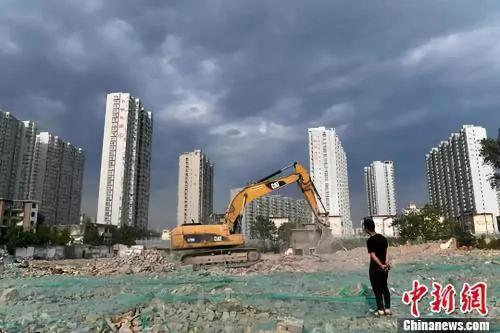 资料图:工人操作挖掘机在山西太原一商品房建设工地施工作业。中新社记者 韦亮 摄 资料图:工人操作挖掘机在山西太原一商品房建设工地施工作业。中新社记者 韦亮 摄