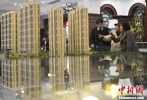 资料图:置业顾问为民众推荐商品房户型。 中新社记者 韦亮 摄 资料图:置业顾问为民众推荐商品房户型。 中新社记者 韦亮 摄