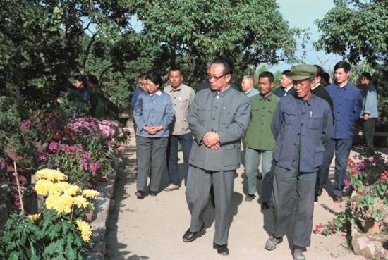 1983年12月，谷牧（前排左）到福建百花村参观，指出要把花卉事业搞好，为美化人民生活和出口创汇作贡献。