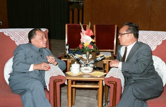 1985年5月15日，邓小平和谷牧（右）在人民大会堂谈话。