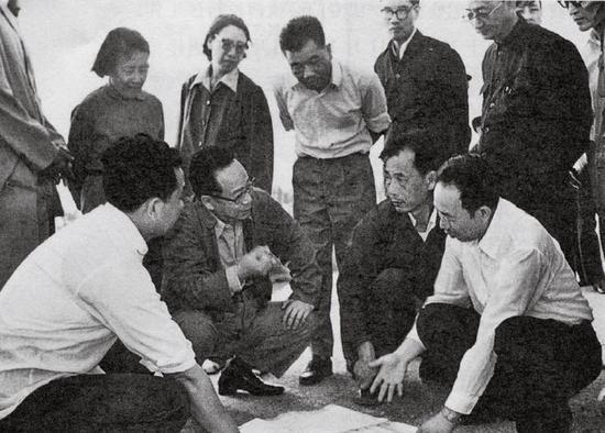 1983年，谷牧（前排左二）在广东汕头考察基础设施建设情况。