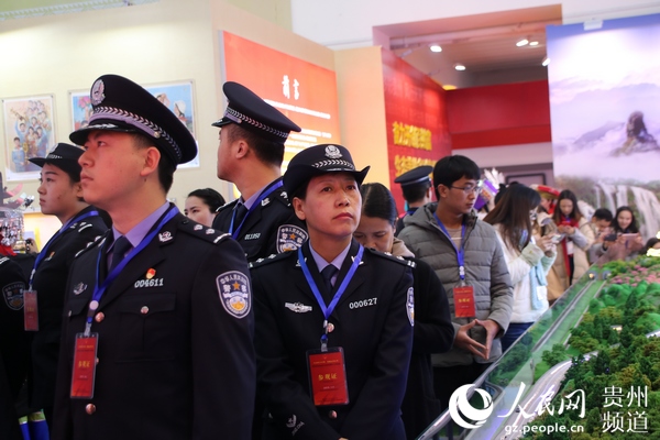 参展嘉宾耐心倾听着解说