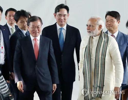 印度总理莫迪和韩总统文在寅合体为三星工厂揭幕，图片来源：韩联社