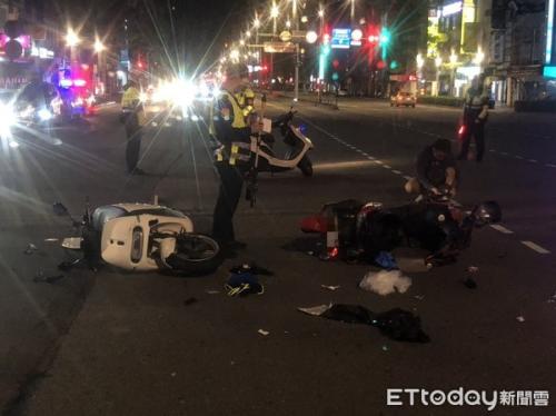 一辆双载摩托车抢黄灯，撞上2辆摩托车造成4人轻重伤送医。(图：台湾“东森新闻云”/记者赵永博 摄)