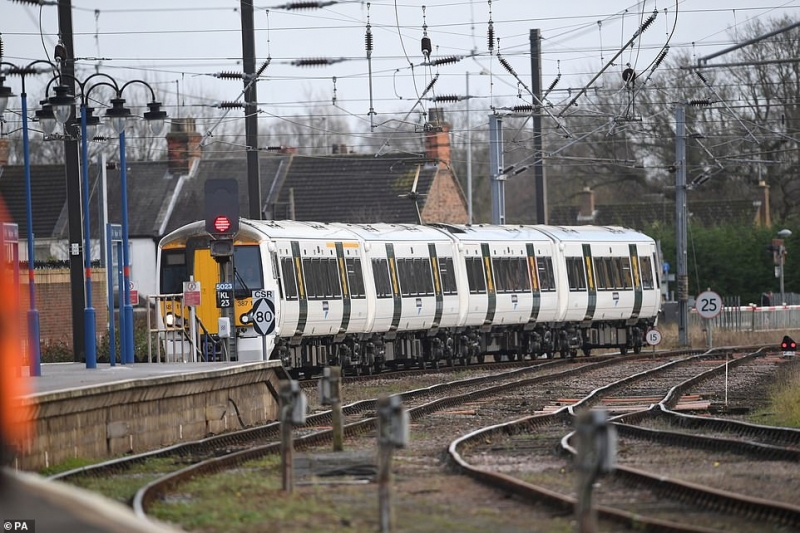 7662424-6516087-The_Queen_following_previous_years_arrived_on_a_scheduled_train_-a-47_1545316929278.jpg