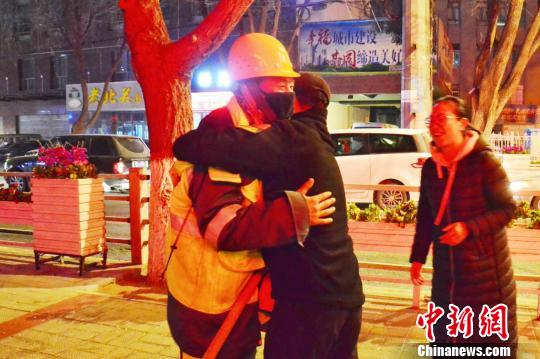 图为残疾人爱心团队为西宁环卫工人送上一个温暖的拥抱。 鲁丹阳 摄