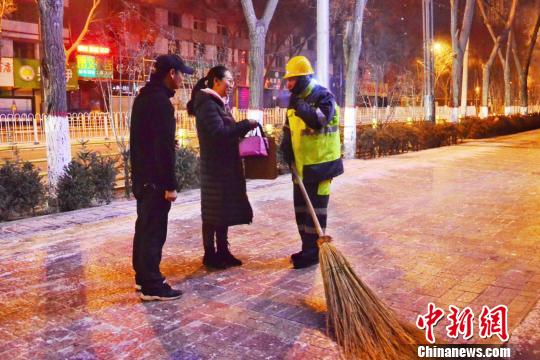 西宁残疾人爱心团队冬至凌晨为环卫工人送上暖心水饺