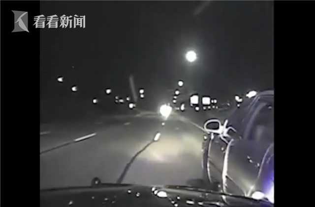 男子开车睡着高速公路逆行 警察鸣笛无效将其撞停