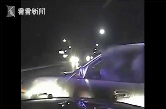 男子开车睡着高速公路逆行 警察鸣笛无效将其撞停