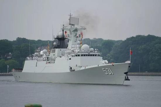 中国海军湘潭舰驶入德国基尔军港。王勍 摄