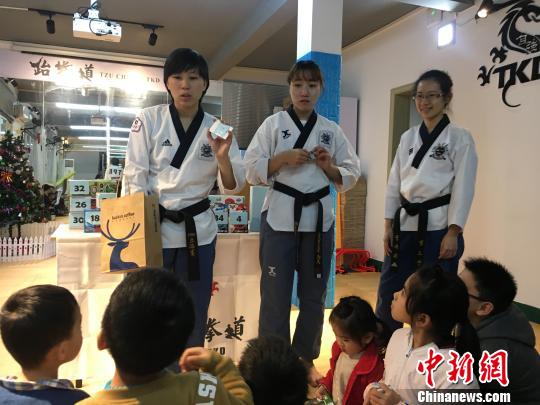 三位台湾跆拳道女生为大陆小弟们举行台式烤肉会，庆祝孩子们晋级成功。 林春茵 摄