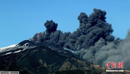 当地时间12月24日，意大利埃特纳火山喷发，大量火山灰被喷向天空。