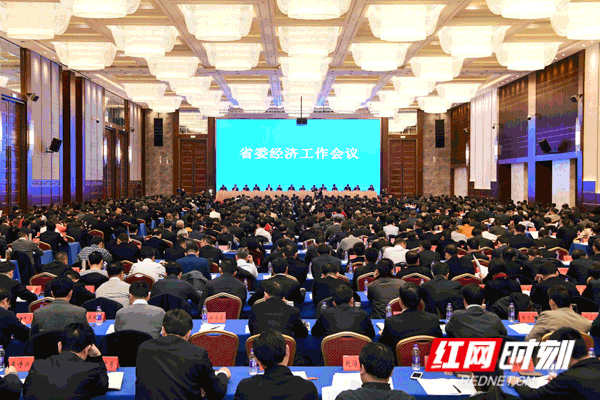  26日上午召开的大会上，所有与会企业家都在会场中间前排位置就座。