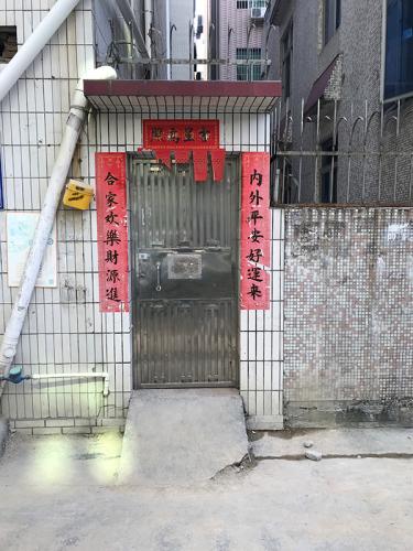 小楼的铁门 澎湃新闻记者 沈文迪 图  小楼的铁门 澎湃新闻记者 沈文迪 图